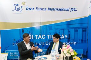 ceo-tfi-tro-chuyen-cung-khach-hang